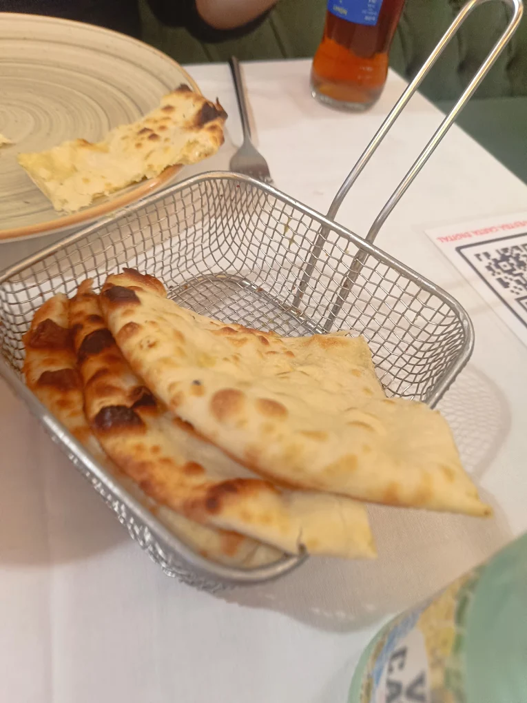 Samosas y chutneys variados